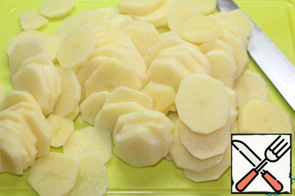 Thin slices cut potatoes.