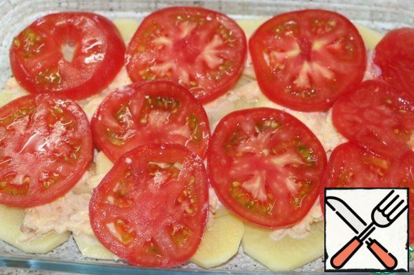 In a refractory mold, lay out the vegetables in layers of potatoes, zucchini, tomatoes, smearing each layer with a little cheese-bread mixture.
