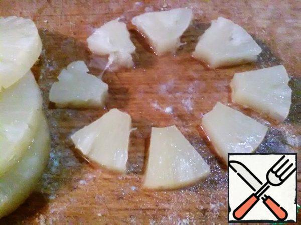 Pineapples cut into pieces and squeeze the juice out of them.