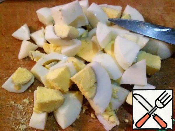 Boil the eggs, cool and also cut not finely.