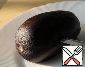 I always cook eggplant in the microwave-and quickly, and juicy, and oil is not impregnated.
A small eggplant prick with a fork or knife in two or three places and put in the microwave for 4 minutes.
I have a capacity of 750, a small eggplant 4 minutes to be ready, if the eggplant is bigger, it needs 5-6 minutes.
