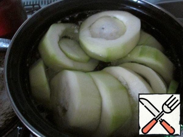 Soak the zucchini in cold salted water for 20 minutes.
