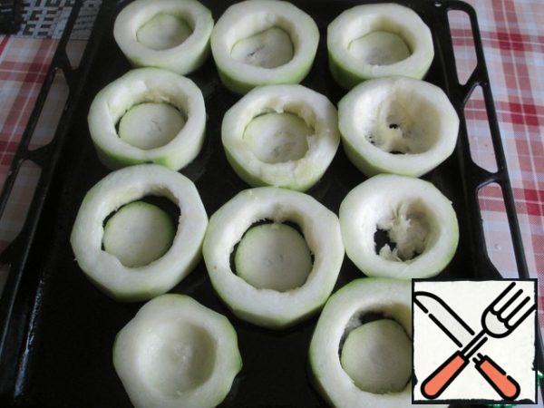 On a greased baking sheet spread our zucchini "nest". The bottom I made out of circles of smaller diameter.