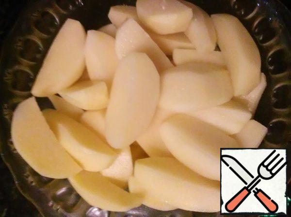 First we need to prepare the potatoes.
Clean, wash and cut lengthwise into 4 pieces.
