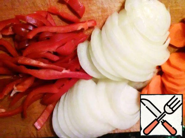 Cut the onion into half rings, carrot rings and pepper straws.