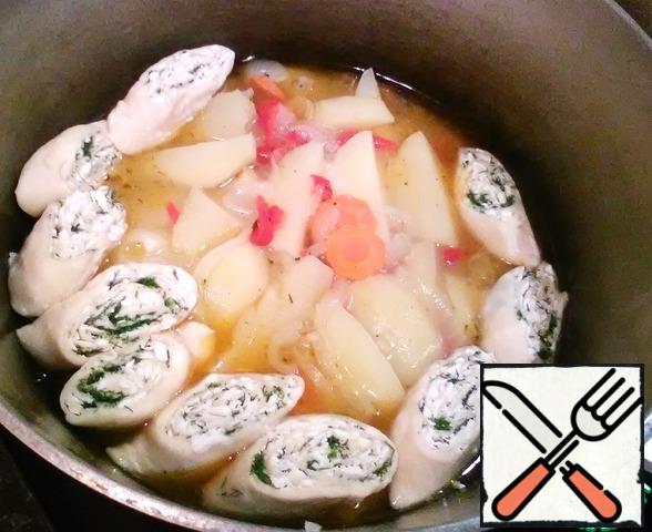 During this time, just cooked and potatoes.
Carefully spread the strudel on top of the potatoes, a little pressing them into the liquid.