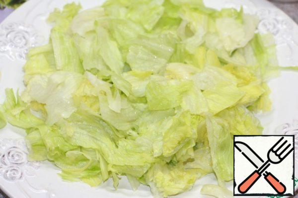 On the a La carte dish put lettuce leaves, torn with your hands.