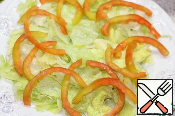 Spread the bell pepper, cut into strips, over the lettuce leaves. Add a little salt.
