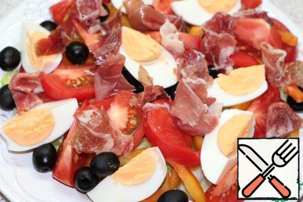 And finally, ham, cut into random slices or straws.
Season the salad with freshly ground black pepper.
There is no need to salt more, for my taste, the ham is quite salty.