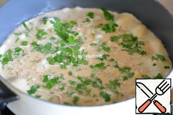 Add the trout to the eggs, stir and fry the omelet in a pan suitable in diameter to the tortilla;
Sprinkle the top of the omelet with chopped herbs;
The finished omelet to cool;