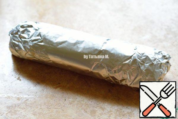 Cover the omelet with the second flat cake smeared side down and tightly twist everything into a roll;
Roll tightly wrapped in foil and put in the refrigerator for at least 1 hour;