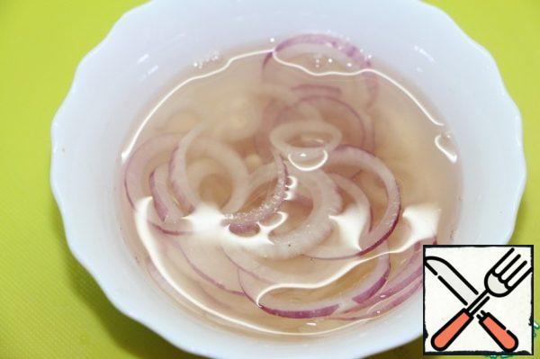 Peel the onion, cut into rings or semi-rings. Marinate in a mixture of water, Apple cider vinegar and sugar. Peel the onion, cut into rings or semi-rings. Marinate in a mixture of water, Apple cider vinegar and sugar.