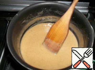 When the cream boils, immediately reduce the heat to the smallest, enter whipped with powdered sugar yolks. Boil, constantly stirring a wooden spatula and not giving boil, 5 minutes. Meanwhile, preheat the oven.