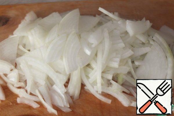 For the filling, cut the onion in half rings. I had a big onion, I cut it into quarters.