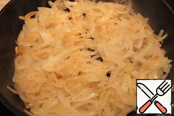 Fry the onions until Golden brown in a well-heated pan.
Add sugar and stir. The onion will become Golden-glossy.