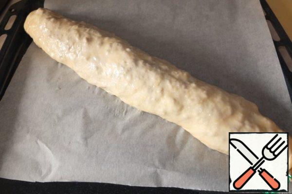 Roll up a thick roll and send it to the oven, preheated to 180 degrees, for 30-35 minutes.
