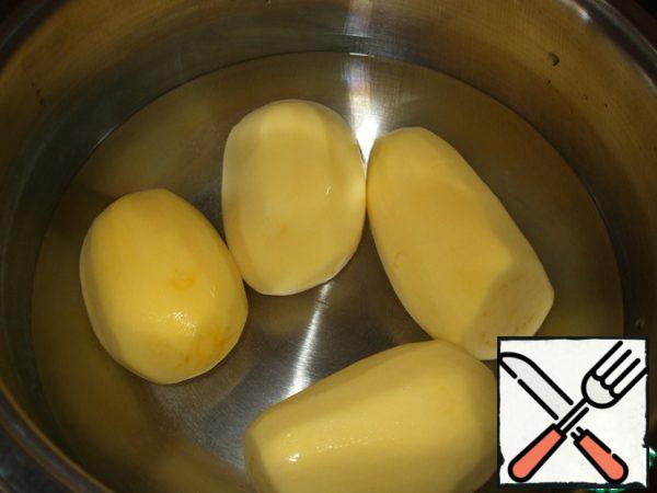 Boil the potatoes in salted water.
