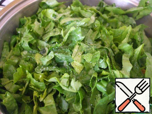 Add spinach leaves, a little salt. Simmer for 5-7 minutes.
