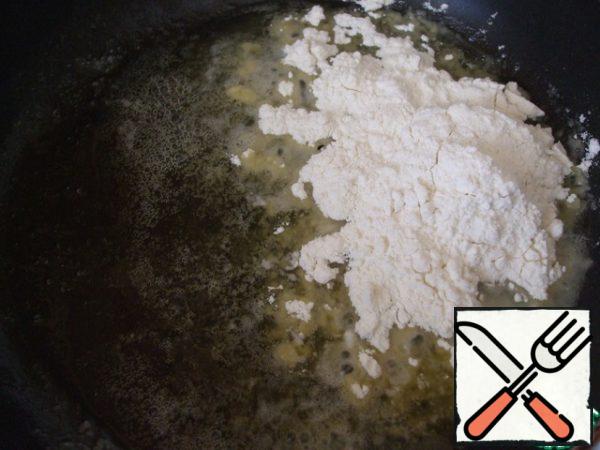 In a frying pan, melt the butter, add the flour, fry lightly.