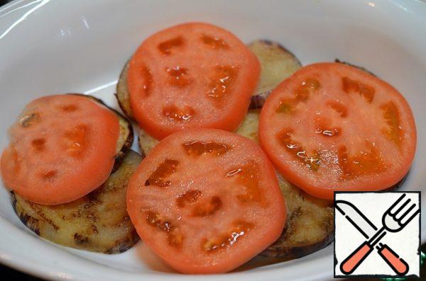 In a heat-resistant form, put a third of the eggplant, then half of the tomatoes, then the cheese and sauce.
