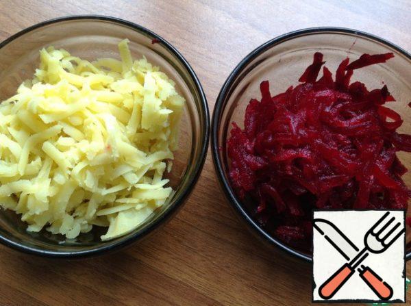Peel boiled potatoes and beets and grate.