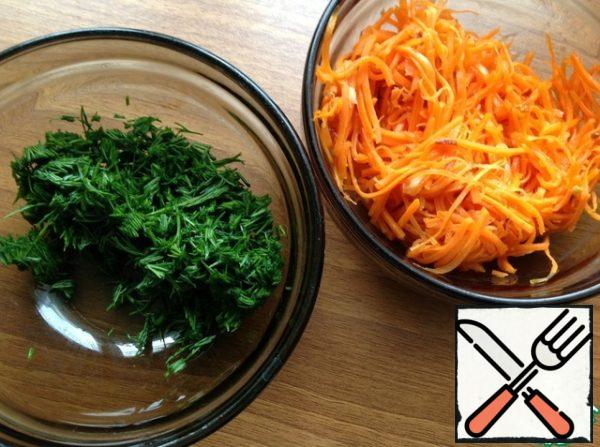 Finely chop the dill. With carrots, drain off excess liquid. To collect the salad layers:
1) sausage+ mayonnaise
2) beetroot+ mayonnaise
3) Apple
4) potatoes+ mayonnaise
5) Korean carrot
6) dill