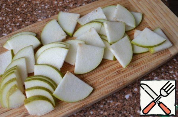 Wash the pear, cut the lower part into quarters and thin strips.
