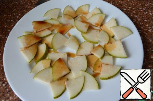 Place the sliced pear on a serving platter and sprinkle with half the sauce.
