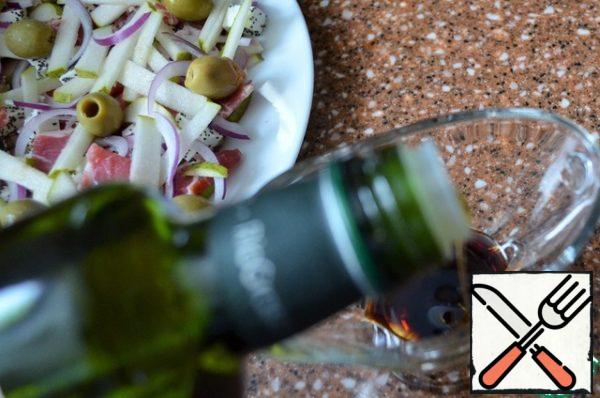 Pour olive oil into the remaining sauce and mix. Pour over the salad.
