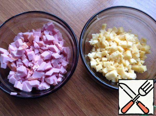 Cut the sausage and cheese into small cubes.
