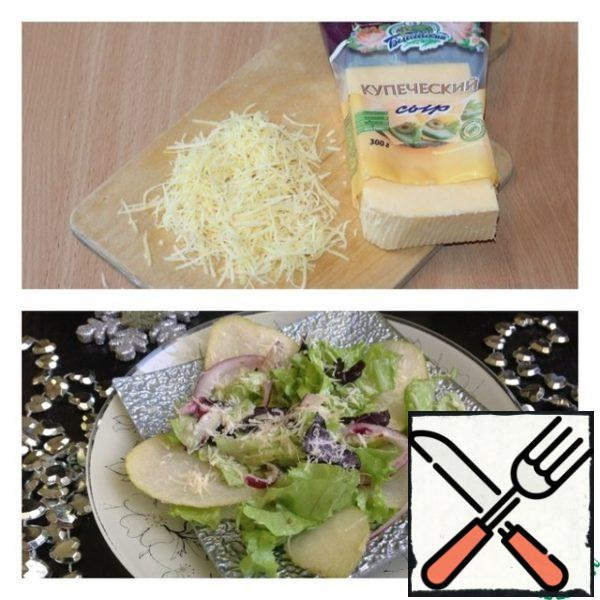 Grate the cheese on a fine grater. Add salad dressing and pickled onions to the lettuce leaves and basil, after draining the excess liquid from it. Stir the salad. Arrange on plates. Spread the pear slices over the salad, sprinkle them with cheese and serve to the table.