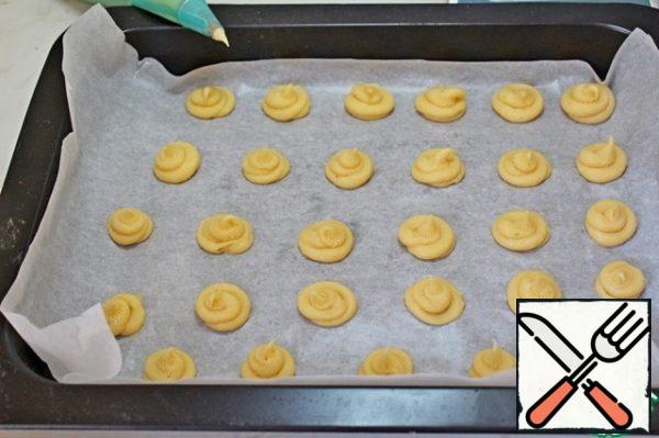 Smooth out a homogeneous dough, put it in a pastry bag and set off small profiteroles, not forgetting to leave a small distance between them. the baking sheet should be covered with parchment.
Bake the puffs for 10-12 minutes at 220 gr. and 15-20 minutes at 160 gr.
Important! The oven should be preheated in advance, and in the process of baking profiteroles, you can not open the oven door!!
Ready-made cakes to cool.