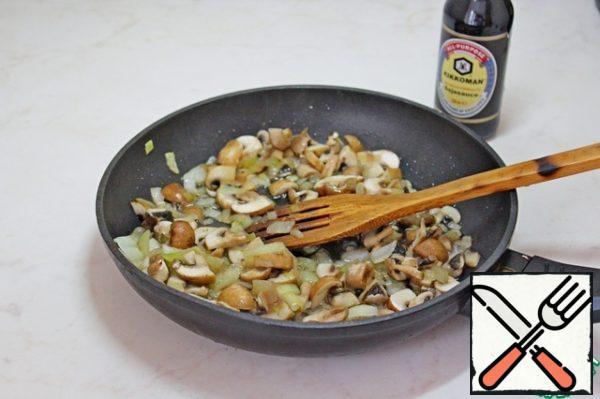 To prepare the filling, fry the onion and mushrooms in oil until soft.