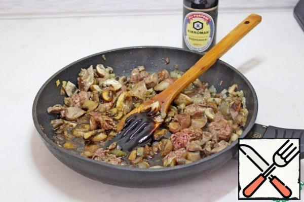 Season to taste with pepper, nutmeg. Pour soy sauce and balsamic sauce, mix. Put on the stove, bring to a boil and remove from the stove.
I don't add salt, I have enough soy sauce, so you try the filling and add it to your taste.