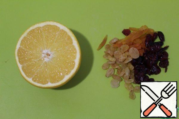 Squeeze orange juice into raisins, cranberries and dried apricots, put on fire, cook for 2 minutes.
Remove, add the apples and cool.
Strain, pour the dried fruits into the chicken.
Add oil, balsamic vinegar, chili pepper to the remaining juice and mix very well.