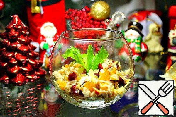 Put the chicken and dried fruits, add salt and season to taste.
Put it in a salad bowl and sprinkle with almonds.
