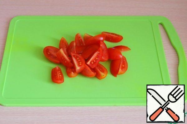 Cut tomatoes into slices.
