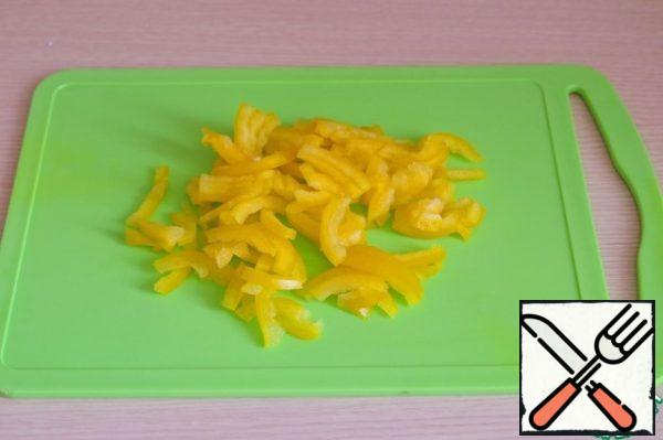 Cut the bell pepper into thin strips.
