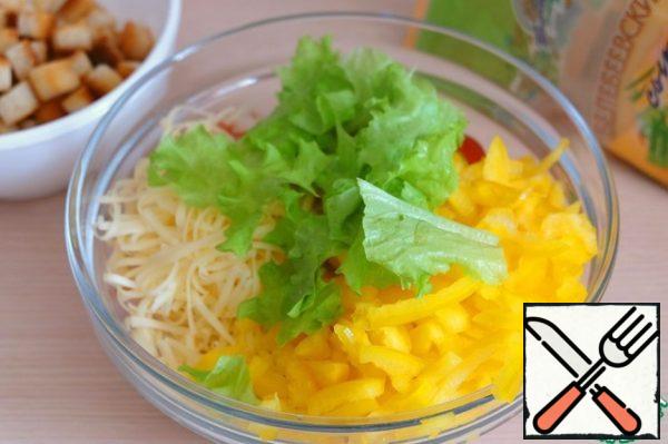 Mix the ingredients in a bowl, add fresh lettuce leaves. Cut the smoked chicken fillet into thin slices, add it to a bowl with other ingredients.
