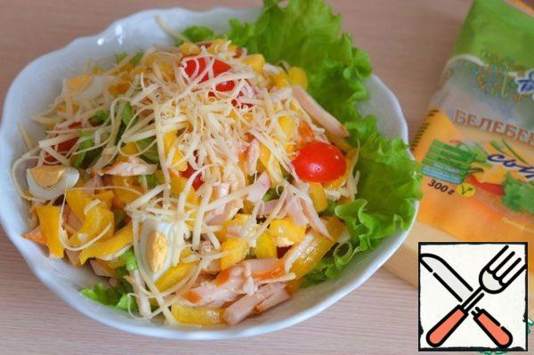 Stir the salad. Season the salad with garlic oil (3 tablespoons), add lemon juice (2 tablespoons). Add salt to the salad to taste, sprinkle with grated cheese on top.