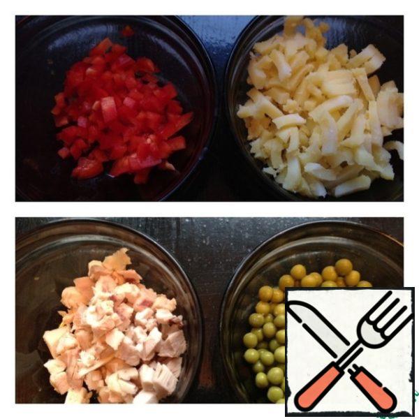 Pepper and potatoes cut into small cubes. With peas drain the excess liquid. Chicken cut into a small cube.