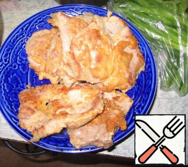 Fry the pork in a strongly heated pan to grab the batter.