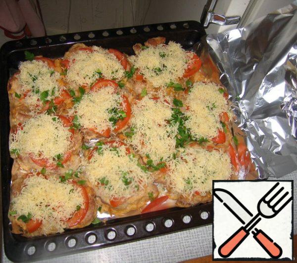 Sprinkle with cheese; cover with foil. Here in this form it is quietly waiting in the oven.
