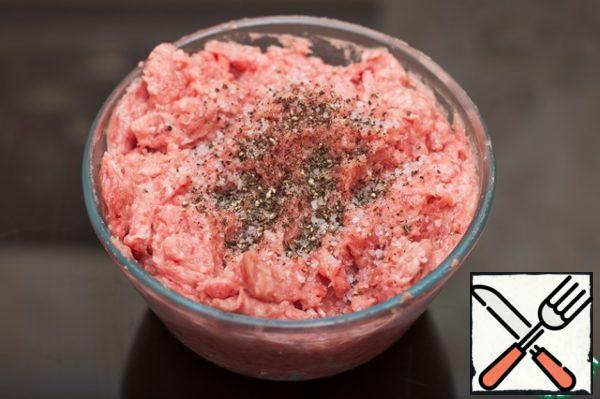 In minced meat add salt, pepper, cumin, chopped onion and bread soaked in milk.
Minced take to your taste, ideally-beef, lamb or mixed. I have-Turkey+beef.
Thoroughly knead the minced meat, beat it on the table.