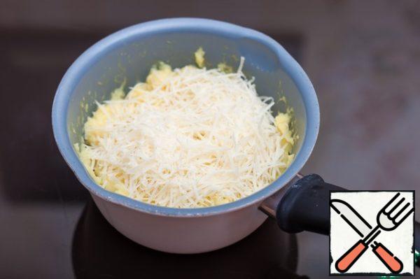 Boil the peeled potatoes, add milk, butter and cheese, and prepare mashed potatoes.
Add salt if necessary.
If you want to put the relief puree, then put it in a pastry bag, but you can use a regular spoon.