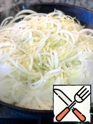 Onions cut into thin half-rings, salt, pepper and simmer in olive oil over low heat, stirring frequently, for about 30 minutes.