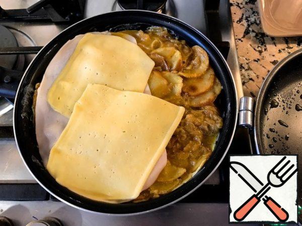 Lightly beat the eggs, add salt and pepper to taste. Put the finished onions and potatoes in a bowl, pour in the beaten eggs and mix well. Put half of the mixture in a frying pan greased with olive oil, put slices of ham and cheese on top.

