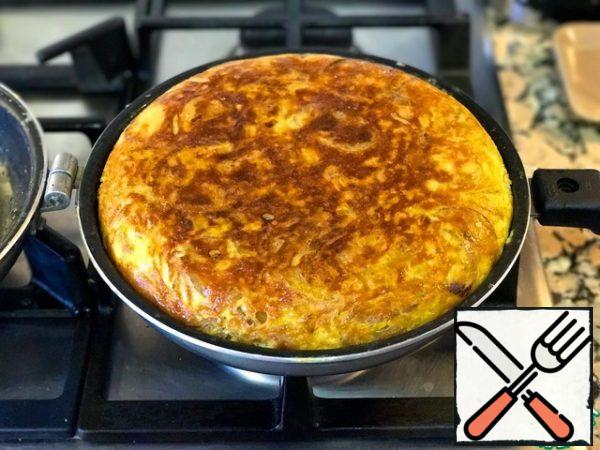 Put the remaining mixture on top, cover and cook over low heat for 10 minutes. Turn onto a plate and return to the pan with the unroasted side down and cook for another 10 minutes. For tortillas (as well as frittatas and many other dishes), it is very convenient to use a double mold. The cooking time may vary depending on which type of tortilla you like - wetter (cook less) or drier (cook longer). The tortilla is delicious and cold, so it is convenient to cook it the day before and take it with you on a picnic.
