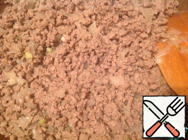 Then add the minced meat, kneading it in a pan with a wooden spatula. And fry until tender. I have a homemade minced meat (pork + beef).