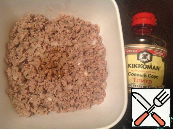 Put the minced meat in a deep bowl and add 1-2 tbsp of soy sauce. Focus on your taste, as the salinity of different types of sauce is different.